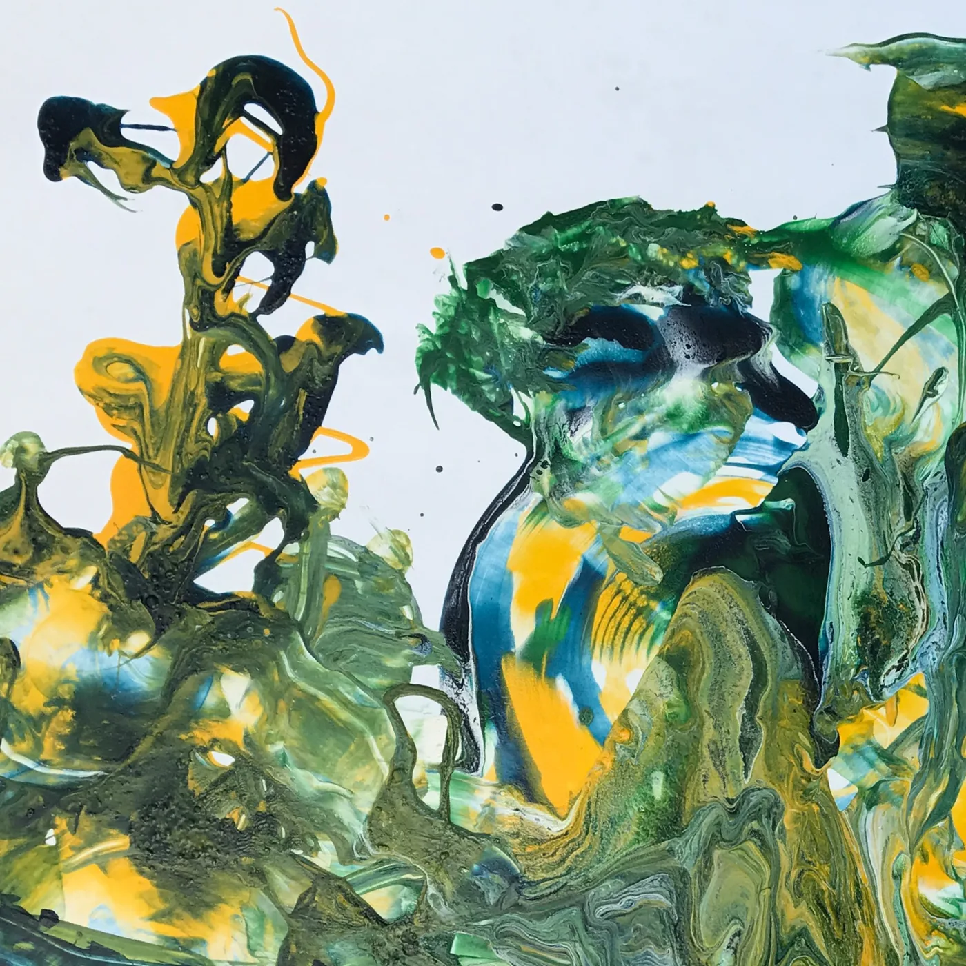 Blick ins Atelier 34 mit Bildern an der Wand